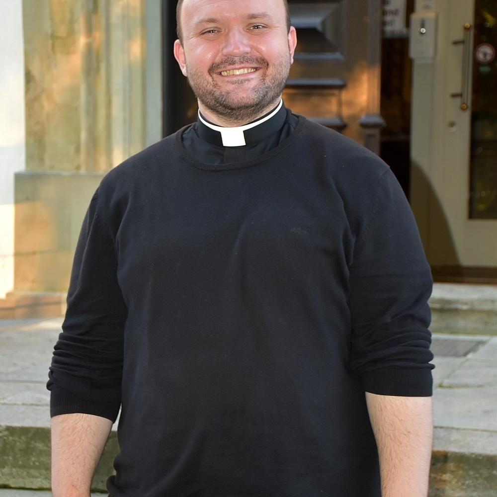 Pfarrvikar, Sebastian, Heim